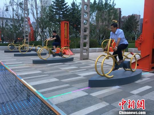 市民使用公園內的健身設施?！「呒t超 攝
