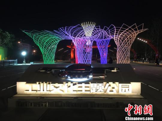 夜晚，奧運“五色樹”的燈光?！「呒t超 攝