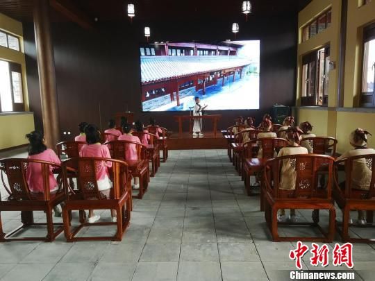 學(xué)生們?cè)诖笤瓡赫b讀國學(xué)經(jīng)典。　王鵬 攝