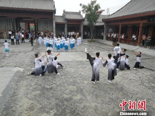 誦讀國學(xué)經(jīng)典展演。　王鵬 攝