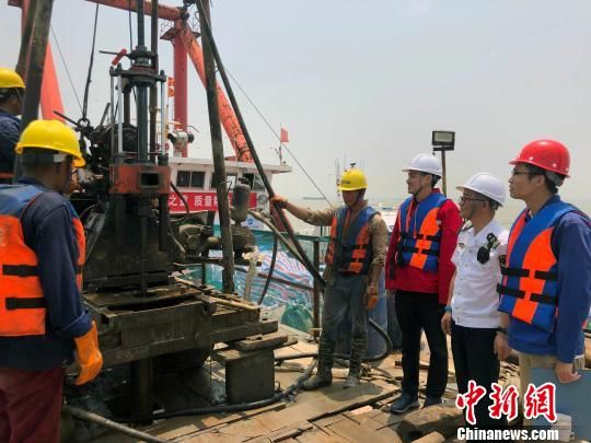 圖為勘察設計人員與常熟海事局執法船在現場配合鉆探施工。　魏震 攝