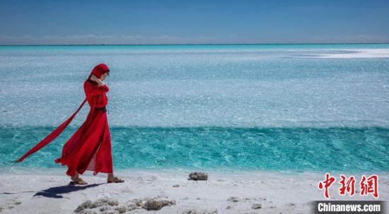 圖為地處柴達木盆地的東臺吉乃爾湖?！∧獑⒚鳌z