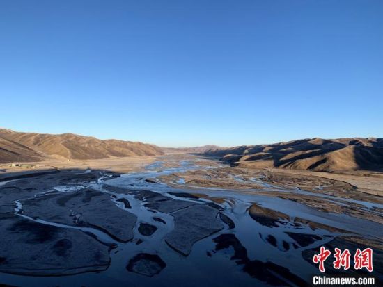 圖為三江源腹地，黃河流經(jīng)達(dá)日縣。（資料圖） 孫睿 攝 　　