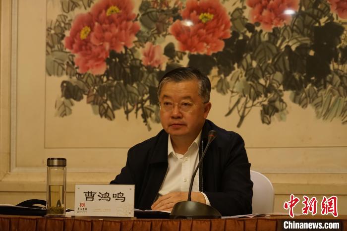 圖為全國(guó)人大常委會(huì)委員、全國(guó)人大華僑委員會(huì)副主任委員、致公黨中央副主席曹鴻鳴講話。　潘雨潔 攝
