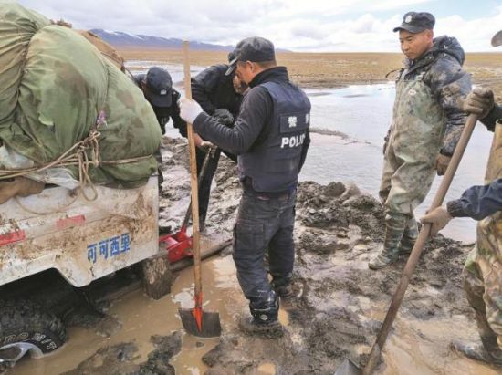 巡山途中車輛陷入泥坑。