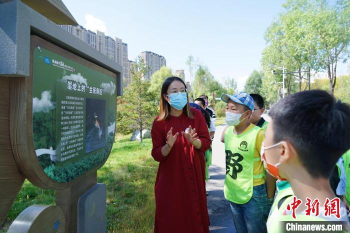 圖為小朋友在青海西寧湟水國家濕地公園內學習濕地知識。　馬銘言 攝