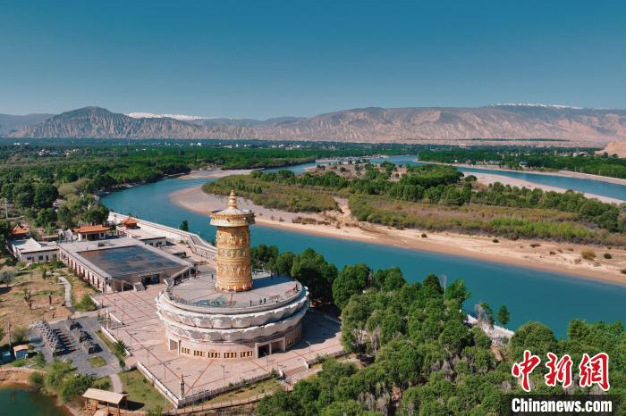 航拍青海貴德黃河岸畔綠意濃濃。　趙凜松 攝