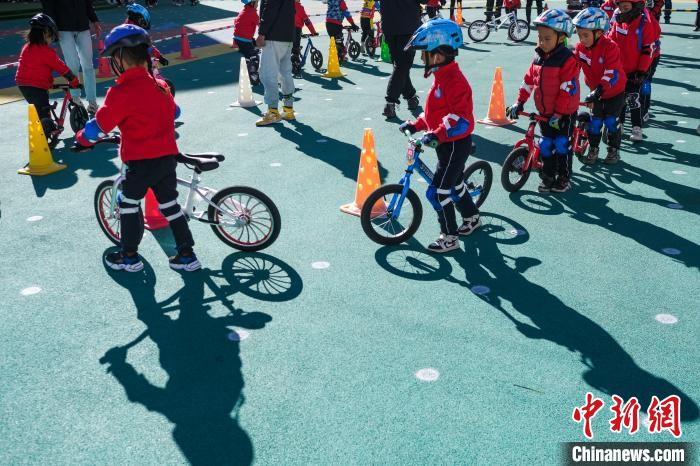 圖為拉薩市實(shí)驗(yàn)幼兒園孩子們正在練習(xí)滑步車(chē)。　何蓬磊 攝