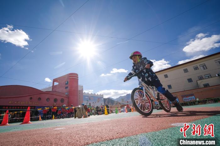 圖為拉薩市實(shí)驗(yàn)幼兒園孩子們正在練習(xí)滑步車(chē)。　何蓬磊 攝