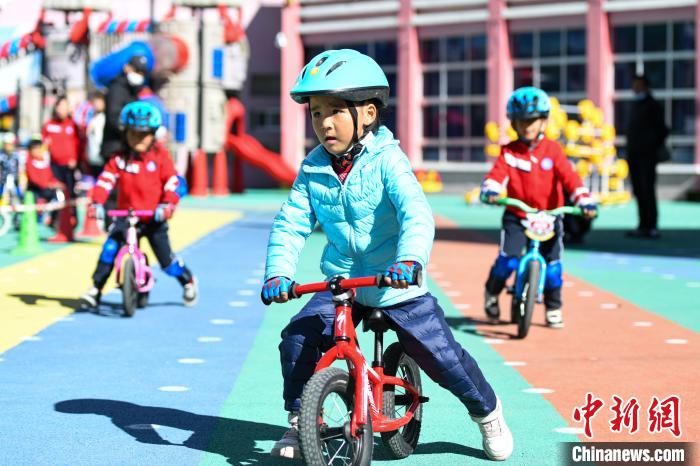 圖為拉薩市實(shí)驗(yàn)幼兒園孩子們正在練習(xí)滑步車(chē)。　何蓬磊 攝