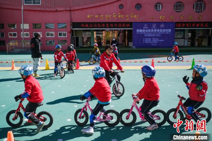 圖為拉薩市實(shí)驗(yàn)幼兒園孩子們正在練習(xí)滑步車(chē)。　何蓬磊 攝