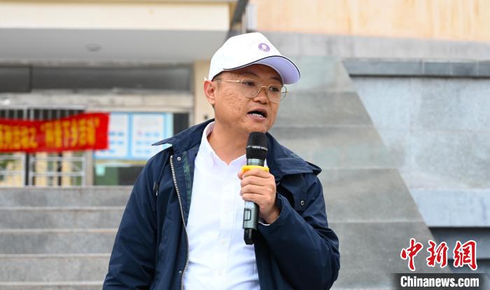 圖為西藏大學教授李昊為中學生授課。　趙朗 攝