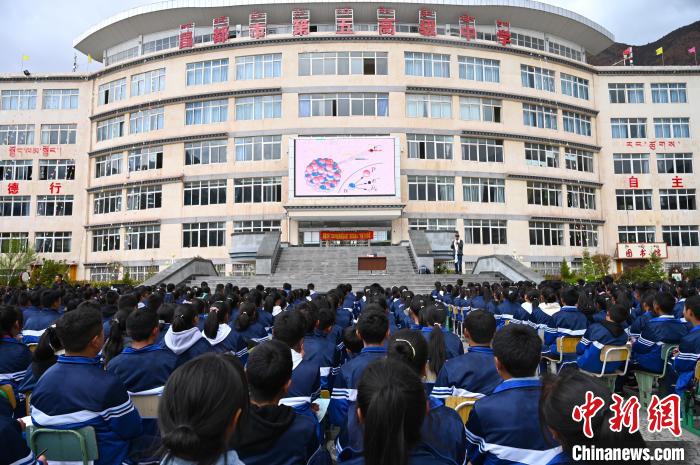 圖為昌都市第五高級中學全體學生參加授課。　趙朗 攝