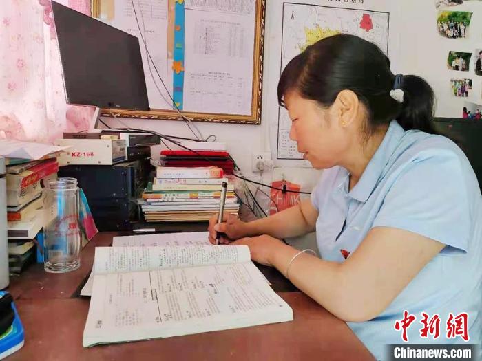 甘肅環(huán)縣“全能老師”堅守“麻雀學校”：學生在，我就在