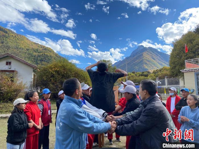 圖為學生們在西藏巴松措青少年活動營地開展趣味活動。　西藏青少年實踐教育基地供圖