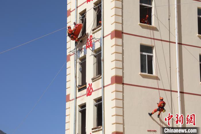 圖為消防指戰(zhàn)員進(jìn)行繩索救援演練?！≈炜旗?攝