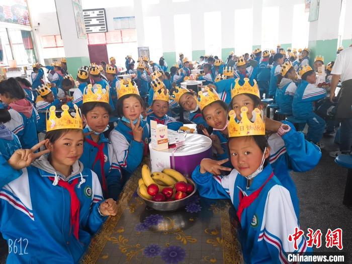 圖為加查縣安繞鎮(zhèn)小學(xué)學(xué)生集體過六一兒童節(jié)?！“怖@鎮(zhèn)小學(xué)供圖