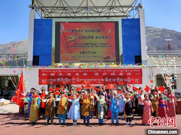 圖為加查縣安繞鎮(zhèn)小學(xué)各民族代表學(xué)生齊唱紅歌。　安繞鎮(zhèn)小學(xué)供圖