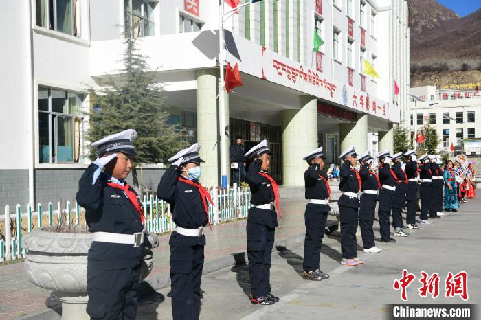 圖為加查縣安繞鎮(zhèn)小學(xué)學(xué)生爭當(dāng)“小交警”體驗交警工作。　貢嘎來松 攝