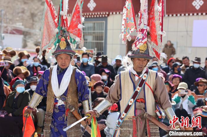 圖為兩位藝人表演瓊結“果孜”舞。　倫珠澤仁 攝