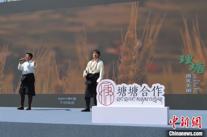 “康巴漢子”現場獻唱?！≈炝杞?攝