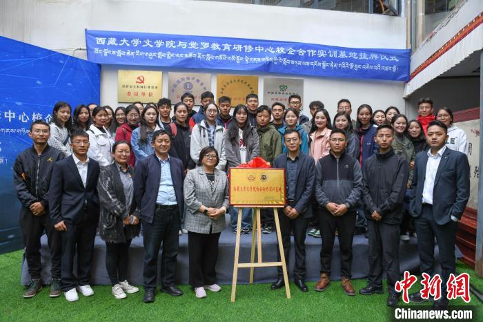 圖為揭牌儀式上合影?！∝暩聛硭?攝