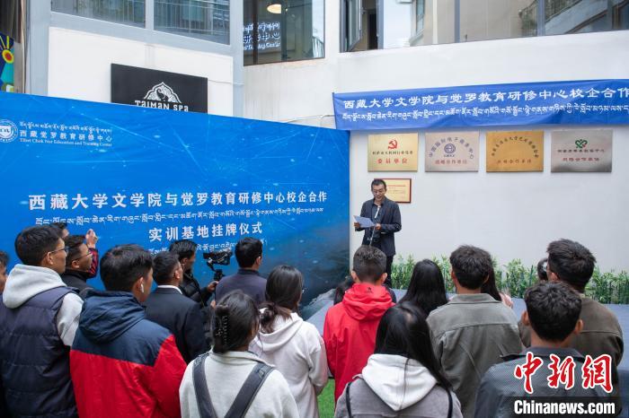 圖為企業代表發言?！∝暩聛硭?攝