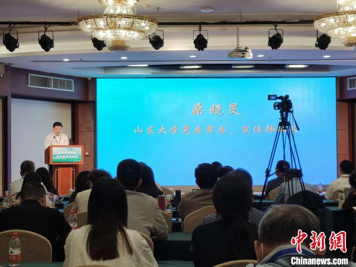 山東大學(xué)黨委常委、宣傳部部長(zhǎng)桑曉旻在現(xiàn)場(chǎng)致辭。　王采怡 攝