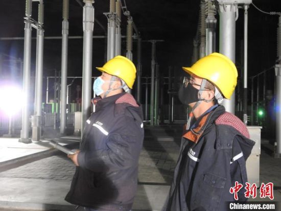 圖為5月10日凌晨，國網(wǎng)青海檢修公司柴達木換流站運維人員在進行柴拉直流系統(tǒng)停電操作。　姚曉英 攝
