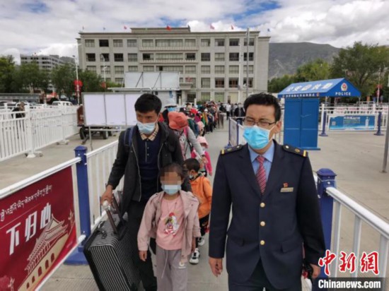 圖為拉薩車站工作人員為西藏先心病患兒和陪同人員提供“綠色”接力幫扶，并開通了專門通道，讓他們快速進站上車。拉薩車站 供圖