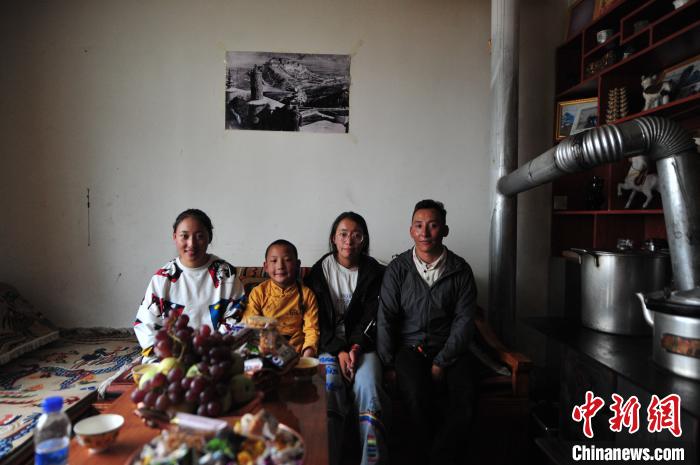 圖為8月12日，2018年7月從距那曲市色尼區城區那曲鎮90千米外的古露鎮當桑村搬遷至城區的旦增(右一)與家人在80多平方米的新家合影(資料圖)。　張偉 攝