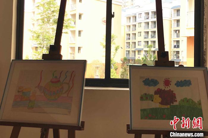 圖為會澤縣城易地扶貧搬遷點一所小學內擺放著的學生畫作?！】姵?攝