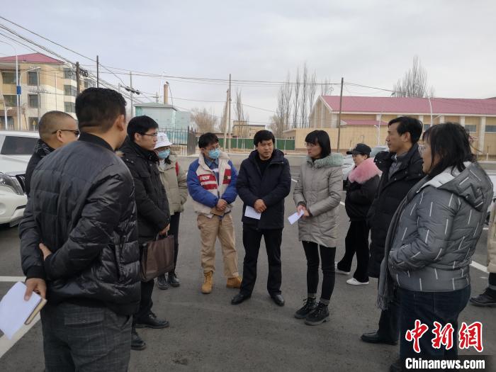 圖為青海大學(xué)工作人員正在現(xiàn)場考察該項(xiàng)目進(jìn)行情況。　李江寧 攝