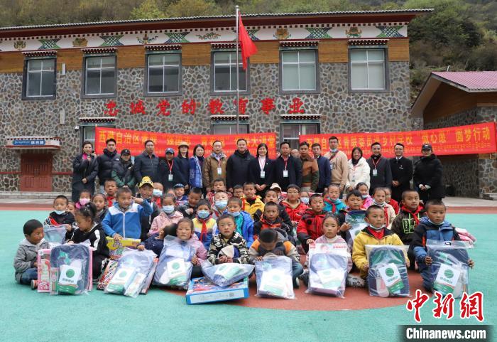 西藏青聯委員邊境行真情服務暖人心