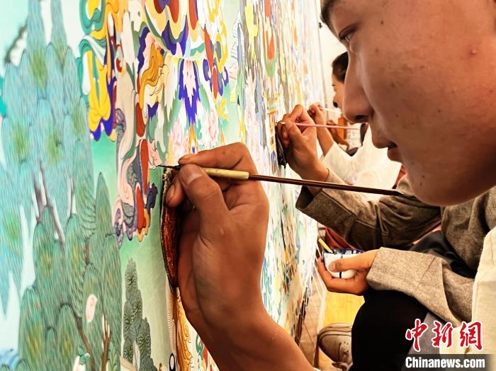 圖為畫師繪畫唐卡?！●R文莉 供圖