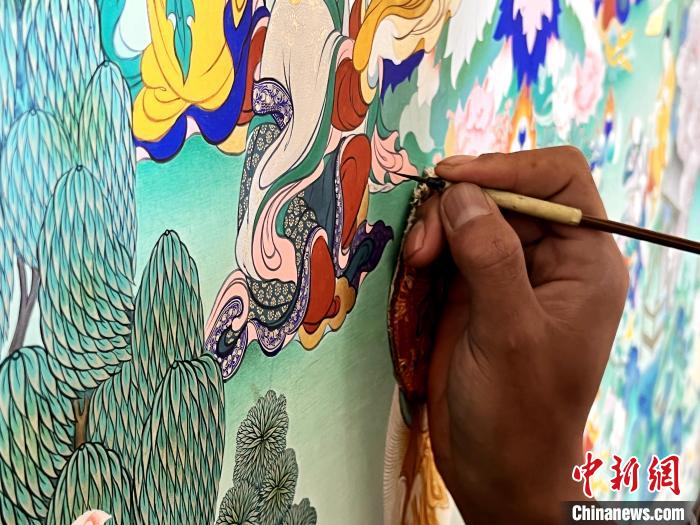 圖為畫師繪畫唐卡?！●R文莉 供圖