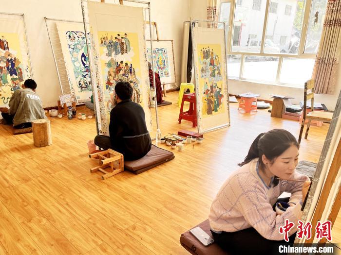 圖為畫室內學徒練習繪畫唐卡?！●R文莉 供圖