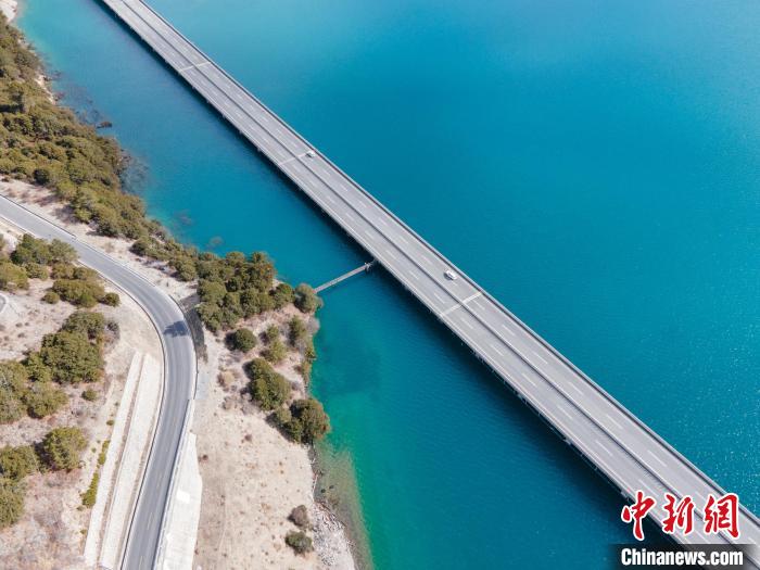 圖為西藏林拉高等級(jí)公路多布湖段風(fēng)光。　江飛波 攝