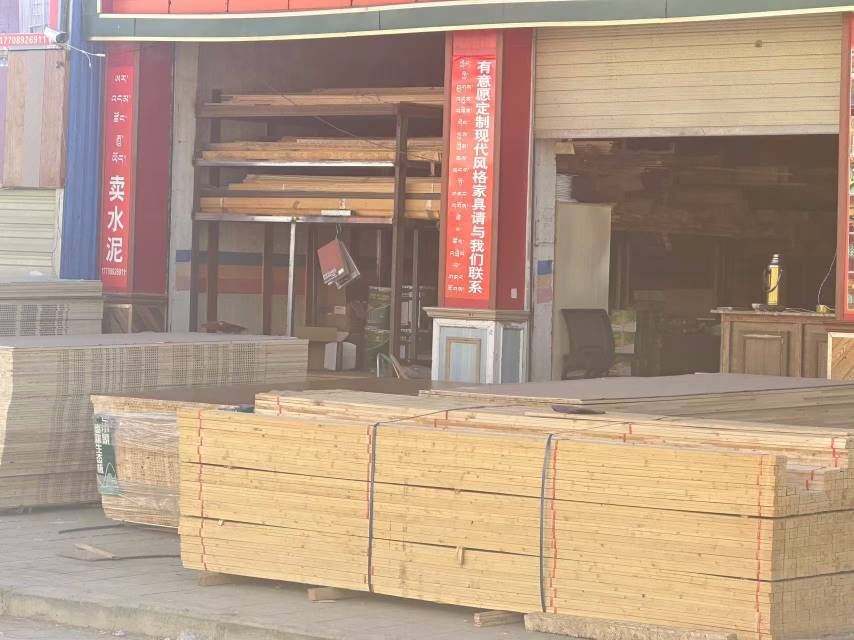 白朗縣頗羅鼐大道西段人行道擺放建材。圖片由留言網友提供