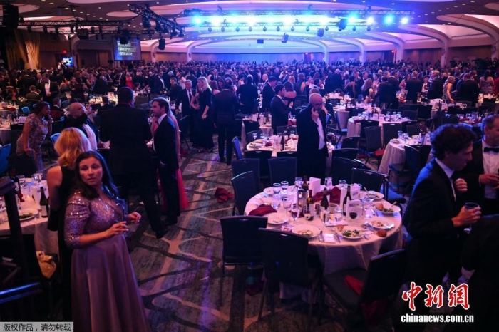 多家美國媒體25日晚報道稱，出席白宮記者協會晚宴的美國總統特朗普因現場傳出疑似“槍聲”而緊急撤離。白宮記者協會晚宴當晚在位于華盛頓市區的一所酒店舉行。這是特朗普首次以總統身份參加該活動。事件發生在特朗普抵達活動現場后的半小時。當晚8時39分許，晚宴現場傳出“槍聲”，隨后特勤局人員沖入宴會大廳，要求來賓撤離。圖為晚宴現場。