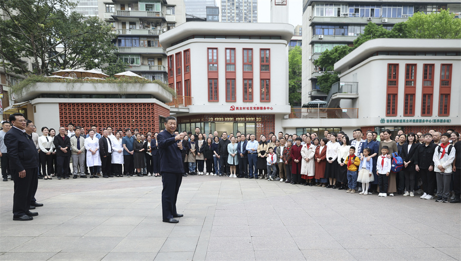2024年4月22日至24日，中共中央總書記、國家主席、中央軍委主席習近平在重慶考察。這是22日下午，習近平在九龍坡區謝家灣街道民主村社區考察時，同社區居民親切交流。新華社記者 鞠鵬 攝