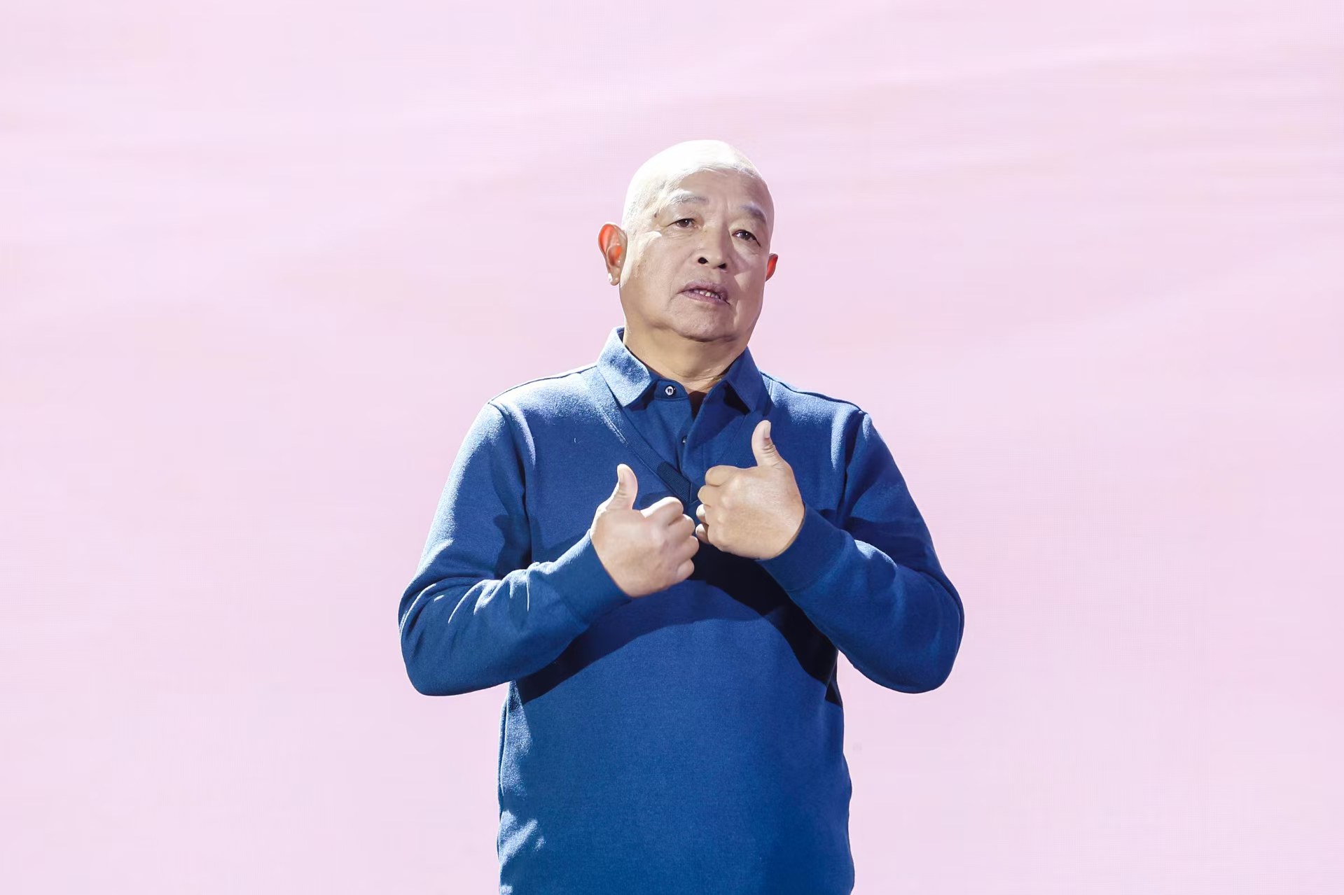 “山東好人”、煙臺(tái)市無(wú)聲洗車(chē)場(chǎng)經(jīng)理柳興濤。人民視頻供圖。