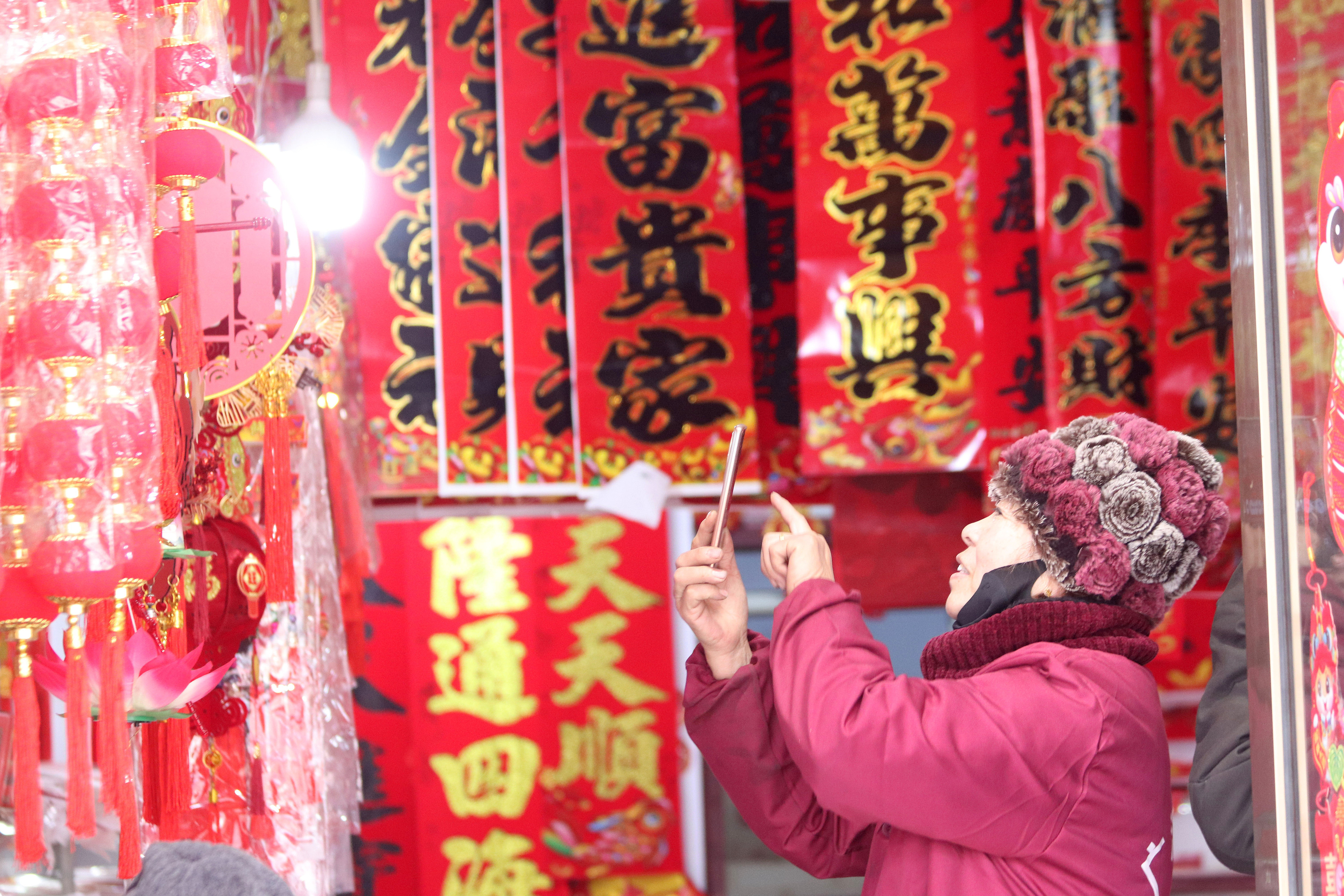 2025年1月5日，在山東省高密市夏莊鎮東李家村，商戶使用手機推銷新春飾品。