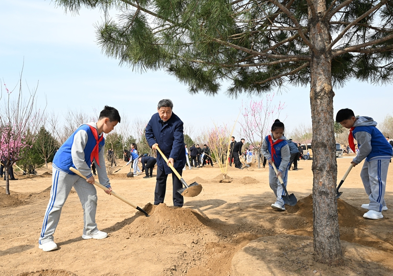 2025年4月3日，習近平總書記來到北京豐臺區永定河畔參加首都義務植樹活動。