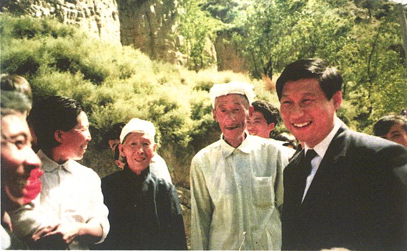 1993年9月27日，習近平回到梁家河看望鄉親們。