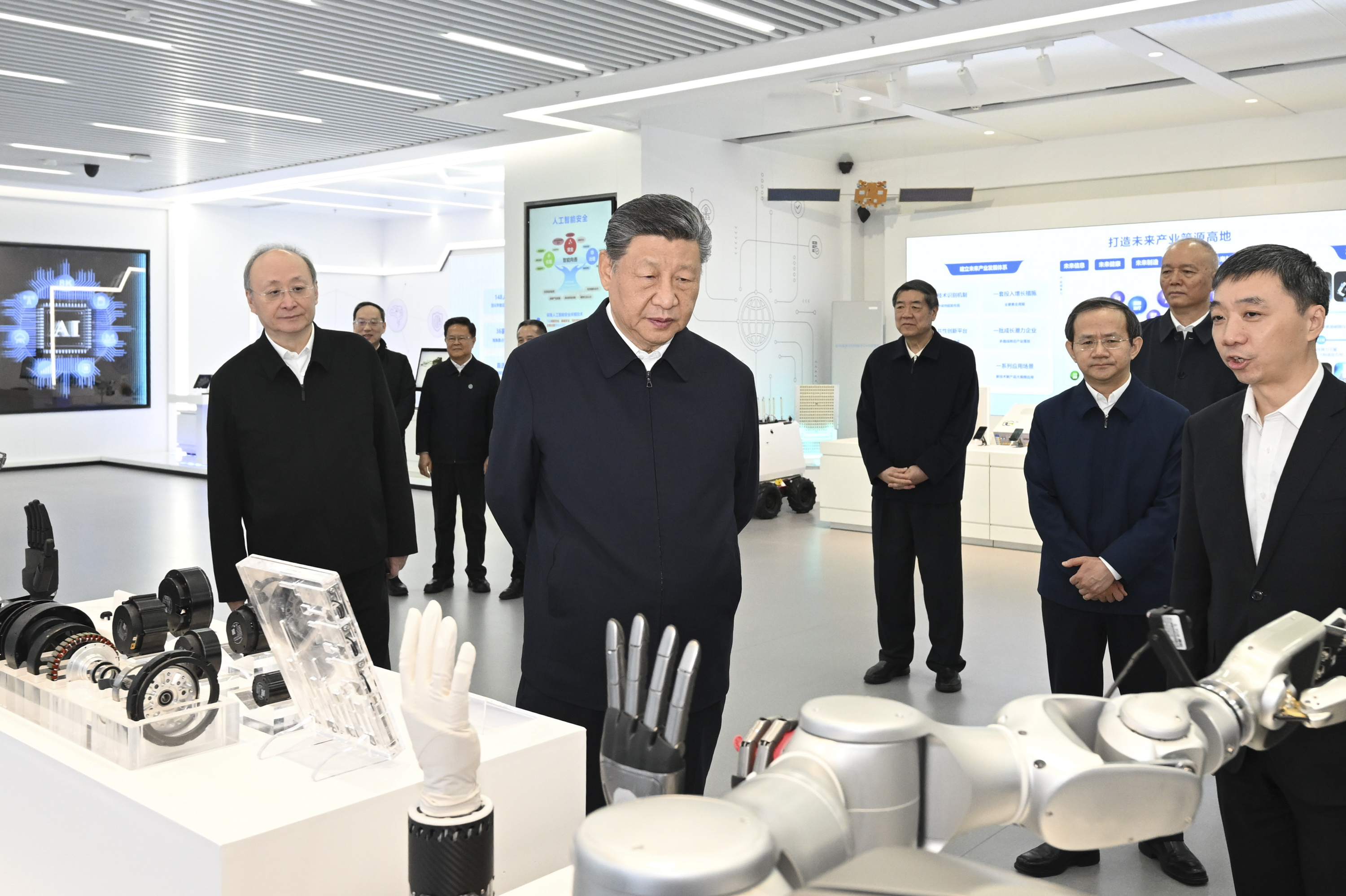 △ 2026年2月9日，習近平總書記在位于北京亦莊的國家信創園考察。