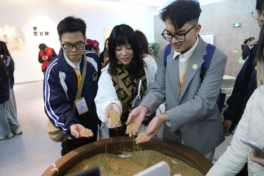 2026年3月30日，參加“紅色研學之旅”的越南青年在河北參觀新農村建設。