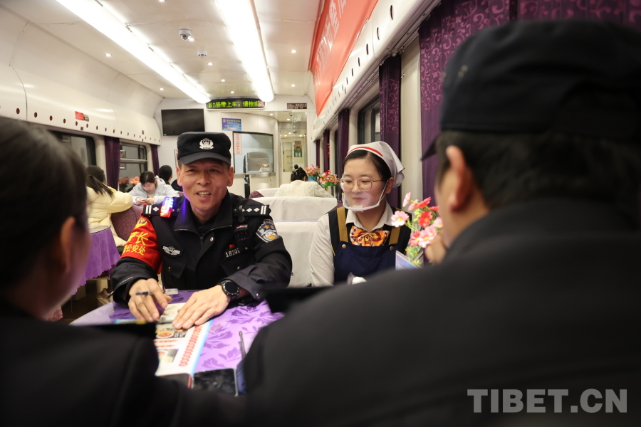 深夜巡視結(jié)束后，乘警長左紅彬與列車工作人員一起召開聯(lián)席會議。.JPG