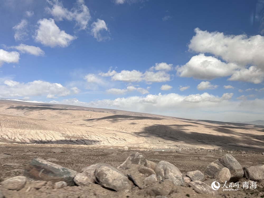 驅車前往雪山牧場管護站途中。人民網 陳明菊攝