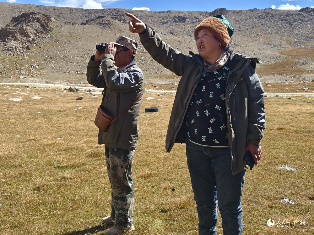 堅守在雪山牧場生態管護站的吉太本夫婦。人民網 陳明菊攝